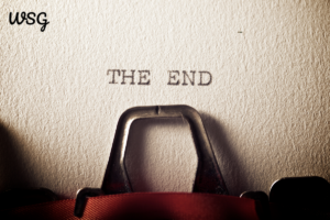 Typewriter with the words 'The End' symbolizing how to end a wedding speech